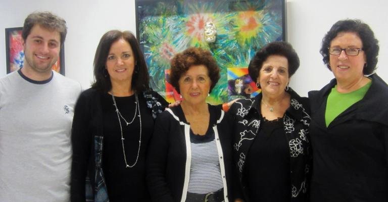 Daniel Rousseau confere a exposição da mãe, a artista plástica  Paulete Berger, ao lado de Meiri Levin, da avó, Helena Berger e da amiga Edith Samis, em SP.