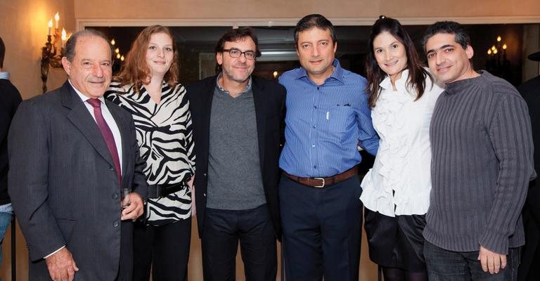 Eduardo Fischer e Moisés Nigri, ambos ao centro, são recebidos por Charles Tawil, Renata Papler, Luciana Brajterman e Sasson Saad em ciclo de palestras para jovens da comunidade judaica, na capital paulista.