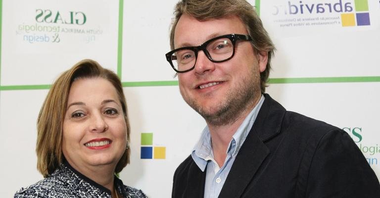 Em São Paulo, o engenheiro James O’Callaghan e a diretora Ligia Amorim prestigiam feira para executivos do setor vidreiro.