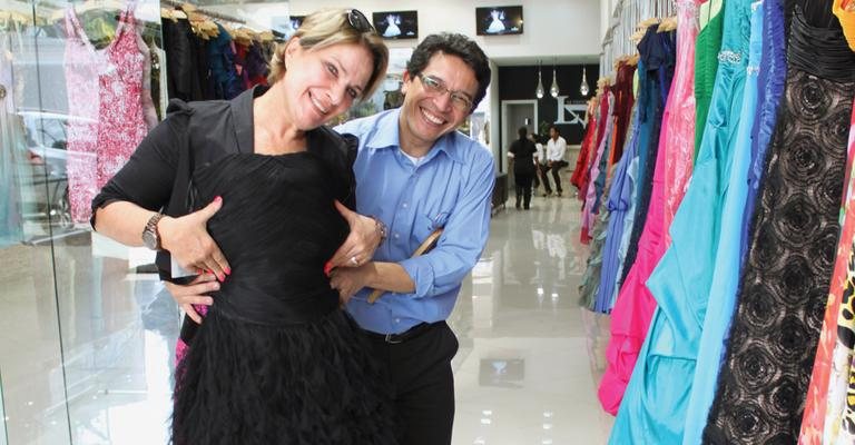 A diretora Lucimara Parisi aprecia modelitos durante visita especial à loja de vestidos do simpático Ronaldo Soares, na capital paulista.