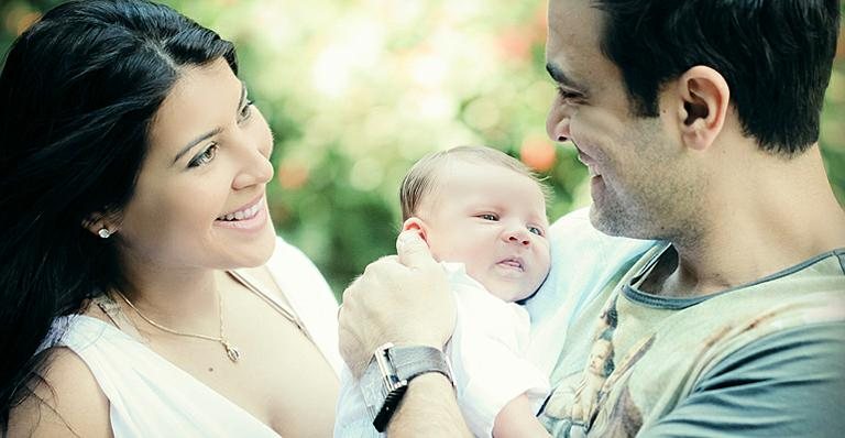 Priscila e o marido, Bruno, com o pequeno Gabriel - Divulgação