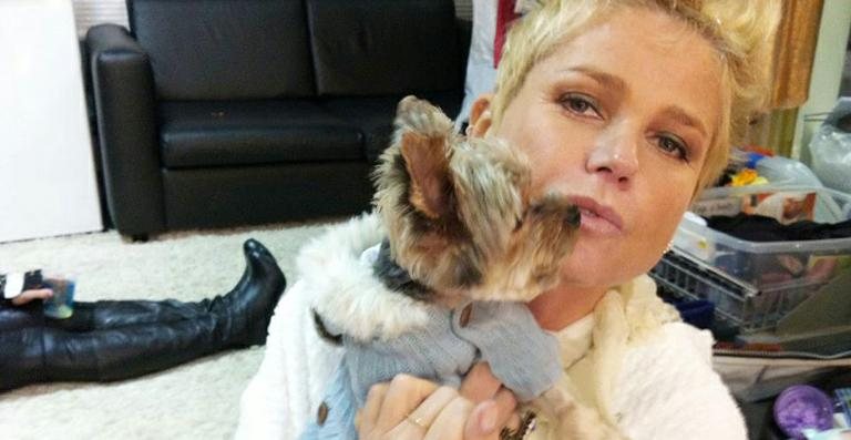 Xuxa com o cachorrinho Dudu - Reprodução / Facebook