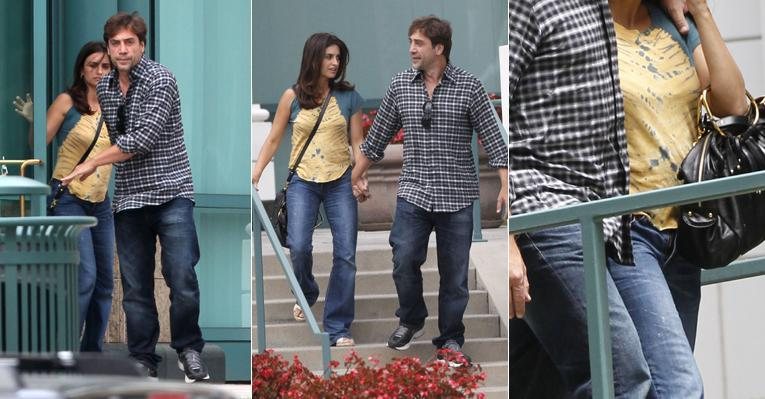 Penélope Cruz durante passeio ao lado do marido, Javier Bardem - Reprodução/Grosby Group