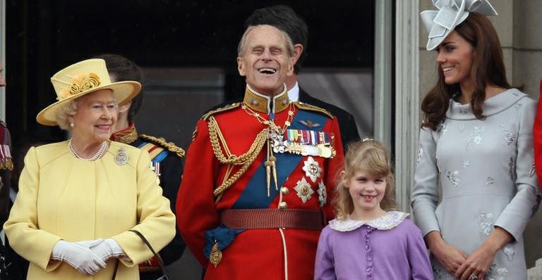 Príncipe Philip, aparentando boa saúde, entre a Rainha Elizabeth II, Louise Windsor e Kate Middleton - Getty Images