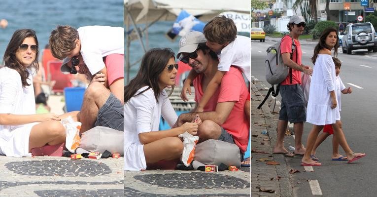 Bruno Mazzeo curte praia do Leblon com morena e filho, João - Gil Rodrigues / FotoRio News