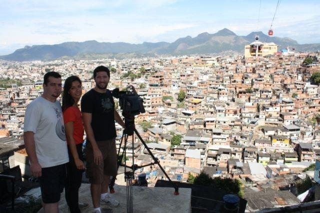 Marina Araújo, o repórter cinematográfico Marcel Mendonça e o operador de áudio Mateus Ruggiero no Complexo do Alemão - TV Globo / Divulgação