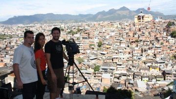 Marina Araújo, o repórter cinematográfico Marcel Mendonça e o operador de áudio Mateus Ruggiero no Complexo do Alemão - TV Globo / Divulgação