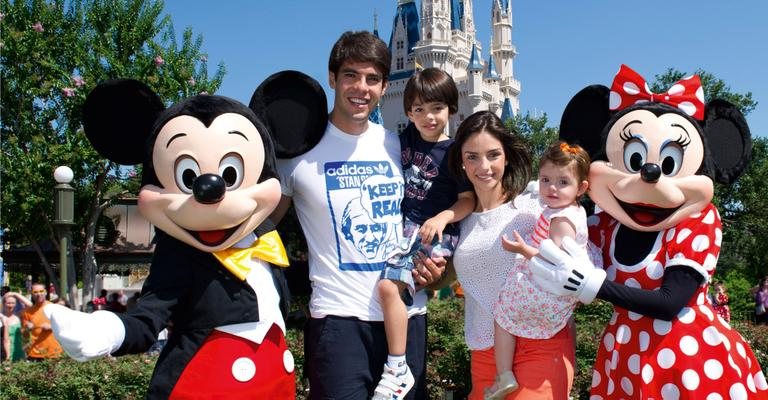 O meia do Real Madrid leva o clã à ensolarada Flórida e curte dias de encantamento com Mickey e Minnie no Magic Kingdom, um dos quatro parques da Disney. - Ali Nasser