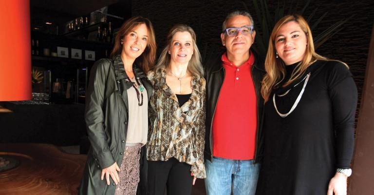 Vânia Ceccotto, 2ª da dir. p/ esq., festeja com Esther Schattan, Ricardo Rossi e Gisele Gamba sucesso do i/D, programa de relacionamento do Shopping D&D, em São Paulo.