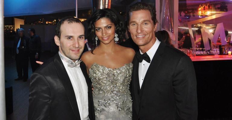 O hair stylist Marcos Proença com a top Camila Alves e o marido, Matthew McConaughey, em Cannes.