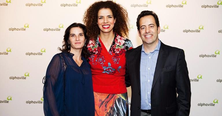 Vanessa da Mata faz show no coquetel da Alphaville, em São Paulo, e recebe no camarim o casal Vanessa e Fábio Valle, diretor comercial, marketing e novos negócios da empresa de loteamentos.