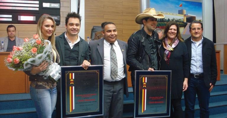 Com a noiva, Mikelly Medeiros Strelov, Fernando e seu parceiro de dupla, Sorocaba (de chapéu), são condecorados pela Câm. De Ver. de Sorocaba, interior de SP, representada por Gervino Gonçalves, e felicitados pelos pais de Sorocaba, Renata e José Carlos