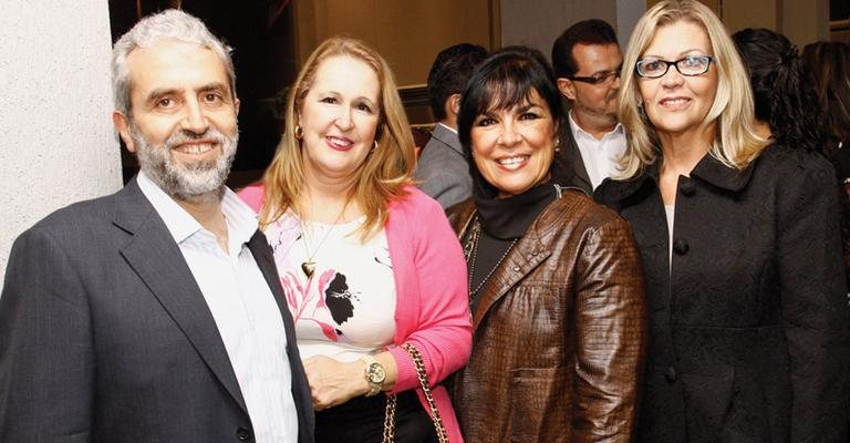 Bassem Hamad, diretor de empreendimento de móveis planejados, as arquitetas Paula Godoy Tenório e Nelia Chinelli Fay e Tereza Furtado, gerente da empresa, em inauguração de loja da marca, na capital paulista.