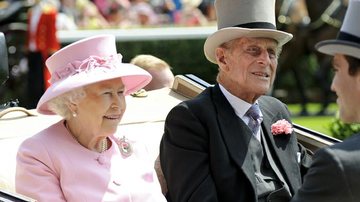 Elizabeth II e Philip desfilam de carruagem em tradicional corrida de cavalos - Getty Images