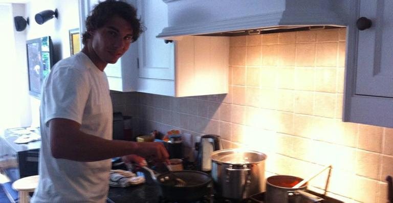 Rafael Nadal prepara seu próprio almoço em Londres, na Inglaterra - Reprodução/Facebook