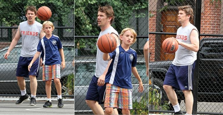 Ethan Hawke joga basquete com o filho Levon Roan em parque de Nova York, nos Estados Unidos - Splash News splashnews.com