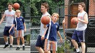 Ethan Hawke joga basquete com o filho Levon Roan em parque de Nova York, nos Estados Unidos - Splash News splashnews.com