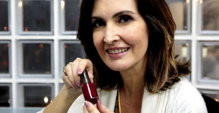 Fátima Bernardes apresenta seu esmalte favorito, um presente de sua sobrinha de sete anos - Divulgação/TV Globo