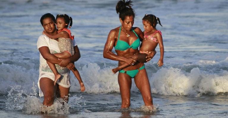 Glória Maria exibe seus músculos durante passeio em praia de Porto de Galinhas - Felipe Panfili / AgNews