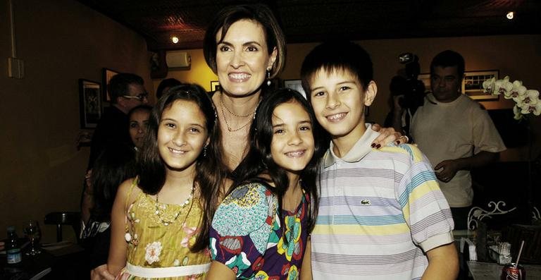 Fátima Bernardes com os filhos, Beatriz, Laura e Vinícius, no ano de 2009 - Arquivo CARAS