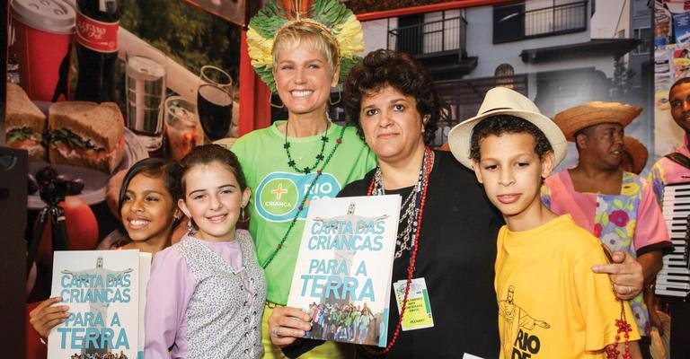 Com Kenia Rodrigues, Ana Claudia Dickel e Jeferson Gomes, Xuxa entrega o documento à ministra do Meio Ambiente, Izabella Teixeira - Gianne Carvalho