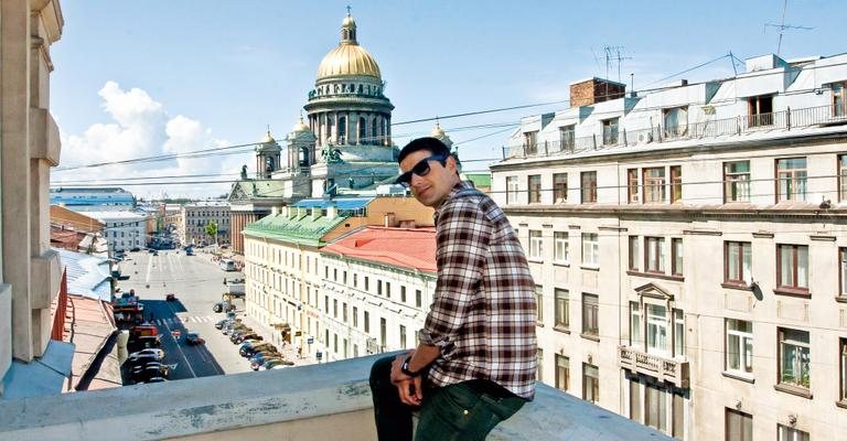 Giane aprecia a vista da Catedral de São Isaac, na cidade russa.