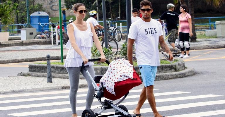 Com o marido,Pedro, e o filho, Dom, Luana passeia na orla carioca. - AgNews