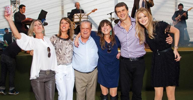 Ao som de Daniel Boaventura, Camargo festeja com Sandra, Renata, Denise, José de Camargo Jr. e Marcele. - Marco Pinto