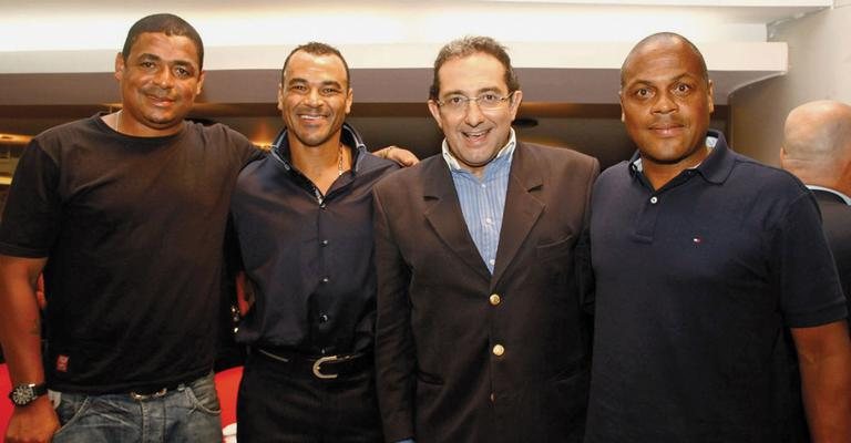 O apresentador Beetto Saad (3º da esq. p/ dir.) recebe em sua atração do BandSports, em São Paulo, os ex-jogadores Vampeta, Cafu e Ronaldão.