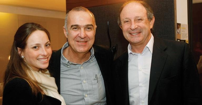 João Segatto, ao centro, recebe Giselle Rivkind e o pai, Marcel Rivkind, na abertura de showroom de sua loja, SP.