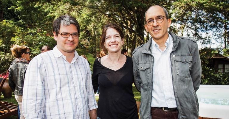 Em São Francisco Xavier, interior de SP, os escritores Marcelo Ferroni e Rubens Figueiredo conferem o V Festival Literário da Mantiqueira e confreternizam com Maria Thereza de Magalhães, da Secretaria de Estado da Cultura de São Paulo.