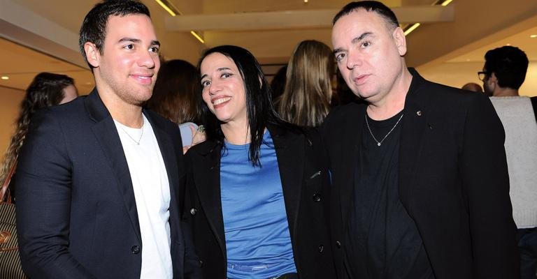 Entre o filho, Pedro Lourenço, e o ex-marido Reinaldo Lourenço, a estilista Gloria Coelho lança coleção em desfile, em São Paulo.