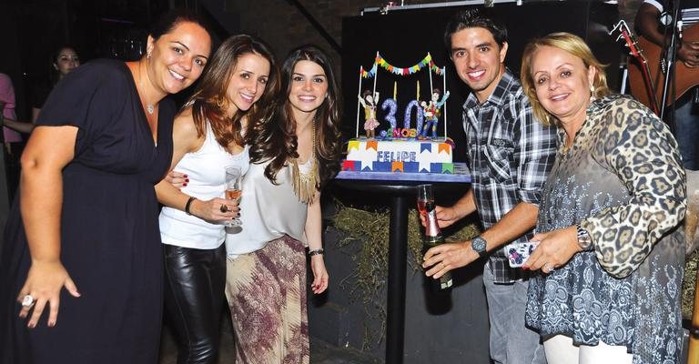 Felipe Almeida celebra seus 30 anos com festa temática entre as irmãs Juliana e Camila, a eleita, Juliana, e a mãe, Cleide, em São Paulo.