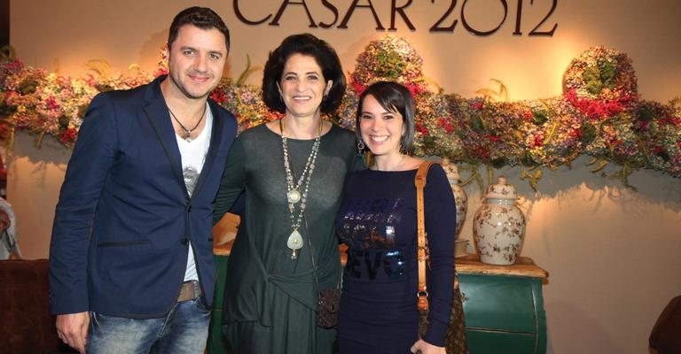 Organizadora de feira de casamentos, Vera Simão, ao centro, recebe o casal Maurício Manieri e Izabelle Stein na abertura do evento, em SP.