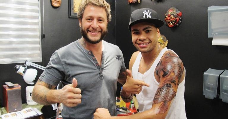 Em SP, Sérgio Pisani faz tatuagem no jogador Dentinho.