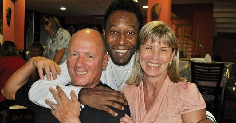 No Guarujá, litoral de São Paulo, Hugo Rinaldi almoça com Pelé e Patricia Franco.