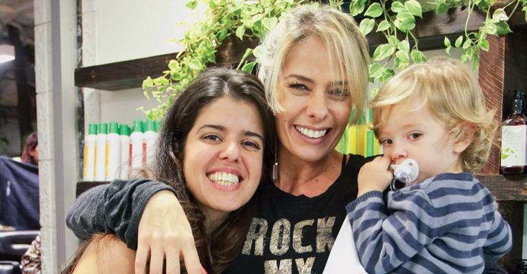 Cris Dios recebe Adriane Galisteu, com o filho, Vittorio, em evento de beleza, em SP.