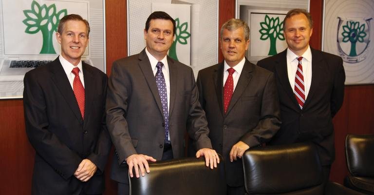 Manoel Amorim (3º esq. p/ dir.), pres. da Abril Educação, assina acordo com Bill Arthur Mcintyre, Paulo Kretly e Sean Covey, todos de empresa de treinamentos, em São Paulo.