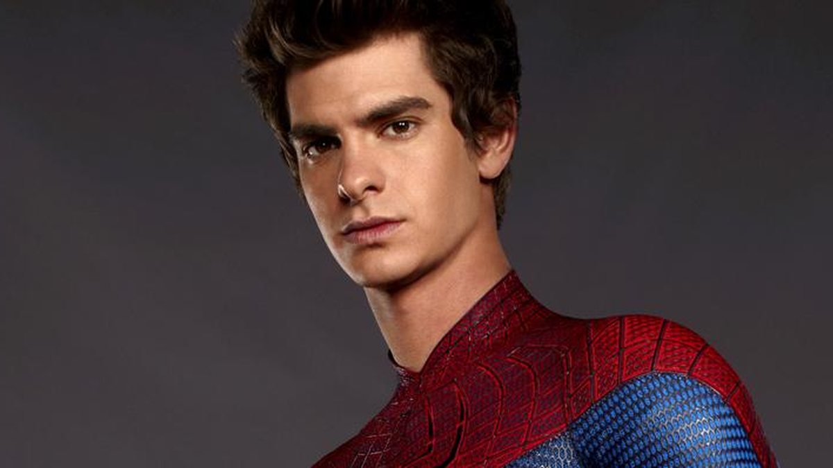 Andrew Garfield mostra foto em que aparece vestido de Homem-Aranha aos 2  anos