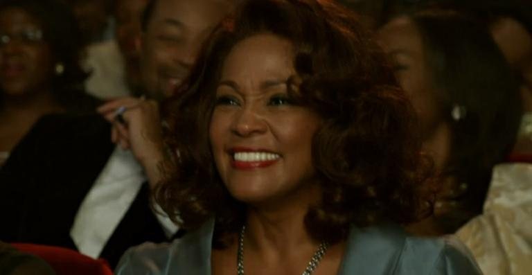 Whitney Houston em cena do filme 'Sparkle' que aparece no clipe 'Celebrate' - Reprodução