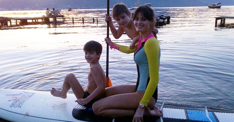 Isabeli Fontana pratica stand up paddle com os filhos em Santa Catarina - Reprodução / Twitter