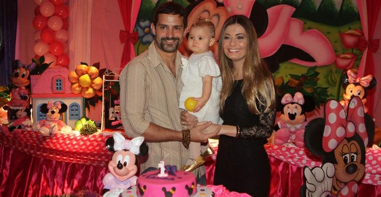 Iran Malfitano e Elaine Albano festejam o primeiro aniversário de Laura - Clayton Militão/FotoRioNews