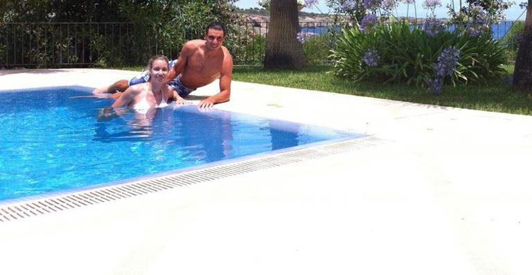 Tenista espanhol Rafael Nadal pega piscina com irmã - Reprodução/Facebook