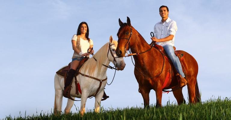 Com os cavalos Cristal e Bandeirantes, Laura e Nilmar cavalgam pela propriedade, a 17km
da cidade natal do atleta. - -