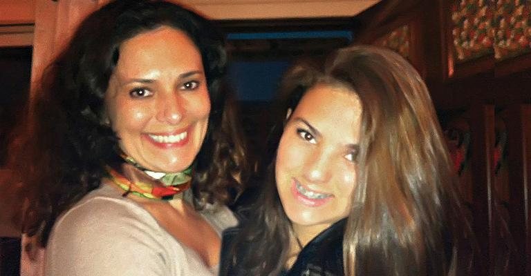 Claudia Belinello felicita a herdeira, a cantora e atriz Rafaela Romolo, por seus 12 anos, em pizzaria de SP. - -