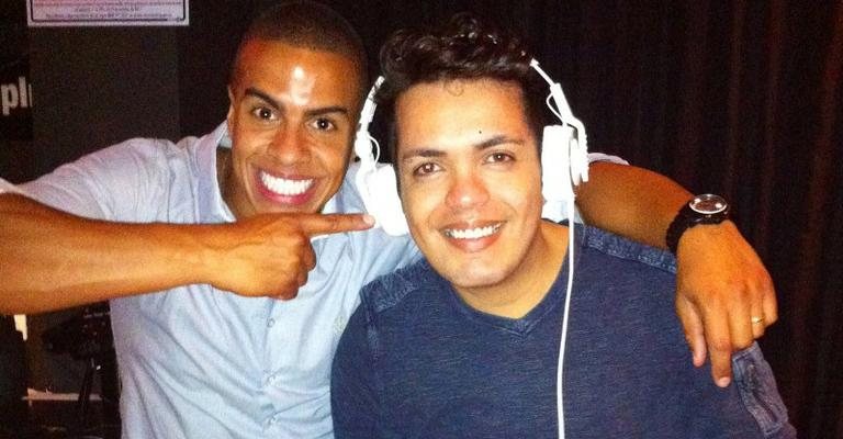 Apresentador do programa Super Esporte, da TV Gazeta, Thiago Oliveira comanda as picapes de restaurante japonês e é prestigiado pelo amigo, o colunista Marcelo Bandeira, que também brinca de DJ, na capital paulista. - -