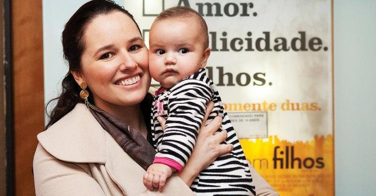 A cantora Mariana Belém, filha da paraense Fafá de Belém, assiste a filme com sua pequena Laura, em rede de cinemas para mães e bebês, em shopping de São Paulo. - -