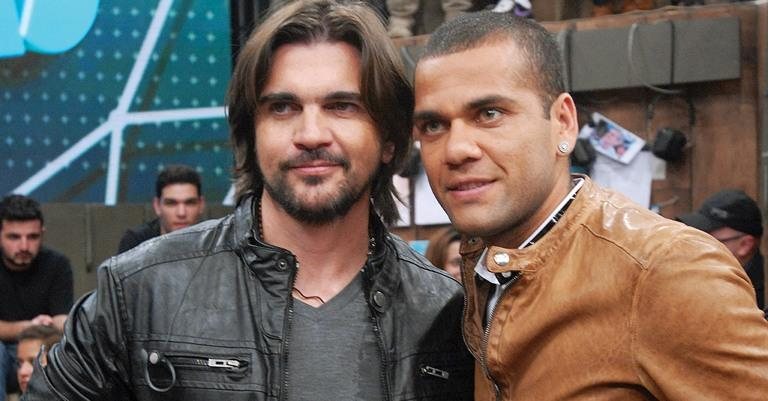 Daniel Alves, jogador do Barcelona, da Espanha, com o cantor colombiano Juanes, em bastidores das gravações do programa Altas Horas, da Rede Globo. - -