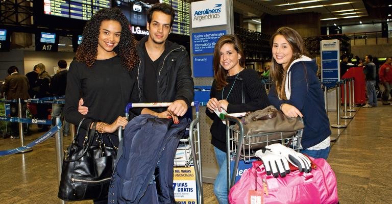 O casal Lucy Ramos e Thiago Luciano e Os atores Ana Lima, a atriz Priscila Sol com a irmã, Carla Amadeu. - Cadu Pilotto e Caio Guimarães