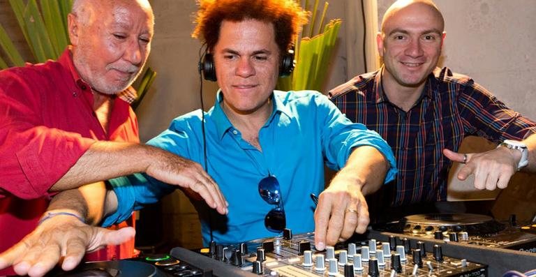 Romero Britto ao lado dos DJs Clemente e Igor Cunha - Divulgação